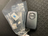 ドアの開閉時、両手が荷物で塞がっている時はキーレスでのカギの解除が大変ですよね。スマートキーはポケットやバッグに入れておけば、ノブに触れただけでロックの解除が可能です。とても便利な機能です。