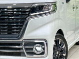 【LEDヘッドライト】悪天候や夜間走行時も良好な視界を確保し安心して運転できる高輝度LEDヘッドライトを装備!点灯速度が早く、消費電力も抑えられています。