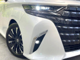 【LEDヘッドライト】悪天候や夜間走行時も良好な視界を確保し安心して運転できる高輝度LEDヘッドライトを装備!点灯速度が早く、消費電力も抑えられています。