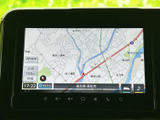 見やすい地図表示で、目的地へのナビゲーションをサポート。スムーズなルート案内で、初めての道でも安心です。高精細な表示で細部まで確認できます。