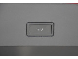 パワーテールゲート(挟み込み防止機能、&rdquo;Easy Open Easy Close機能付)。荷物の積み下ろしに便利な機能です。