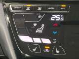 【オートエアコン】一度お好みの温度に設定すれば、車内の温度を検知し風量や温度を自動で調整。暑い&hellip;寒い&hellip;と何度もスイッチ操作をする必要はありません。快適な車内空間には必須の機能ですね♪