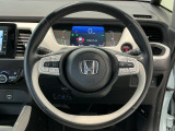 運転にかかわる様々な操作を安全に行えるように視点移動が少なく操作性に配慮されたスイッチ類が凝縮されたコクピットです。