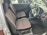 クッション性能が高く、程よく体をホールドしてくれるフロントシートなので、ゆったりとした運転を楽しんで頂けます。