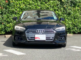 Audiデザインの特徴であるシングルフレームグリルが存在感を主張します。