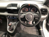シンプルながら機能性あふれる運転席廻りです。視界性もよく、運転しやすいですよ。