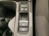 セレクトレバーの下に電子制御パーキングブレーキがあります。スイッチひとつで、停車した地点の傾斜などをシステムが検知・判断してブレーキ力を自動的に制御し、しっかり停車できるパーキングシステムです。