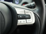 ◆アダプティブクルーズコントロール◆予め設定した車速内でクルマが自動的に加減速。前走車との適切な車間距離を維持しながら追従走行します。【LKAS】車線維持支援システムでステアリング操作を支援。