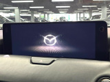 【12.3インチマツダコネクト】車内の雰囲気にマッチした大型ディスプレイ。スマホ接続でのナビ使用やBluetooth再生等、様々な機能が楽しめます。直感的なダイヤル操作が可能で、使い勝手も良好です。