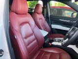 100周年モデルだけの特別カラーシートは座り心地だけで無く、座った時の人の姿勢にも気を付けており、リラックスが出来る姿勢によって、ハンドル、ペダル操作を、より素早く行える様になります。
