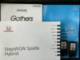 スマートキーは鍵をバッグに入れたままでもドアロックの開閉やエンジンのON・OFFができます。夜間や雨の日も鍵を探さなくて良いので便利です。