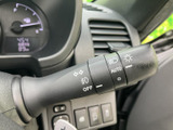 操作しやすい位置に配置されたウインカーレバーです。スムーズな操作で、安全な車線変更をサポートします。細部までこだわった設計が、快適な運転を支えます。
