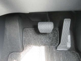 アクセルはオルガンペダルとなっていて、一般的な吊り下げ式のペダルより、速度のコントロールがしやすい、運転時の疲労が軽減される、ペダルの踏み間違いを減らせるといった、特徴があります。