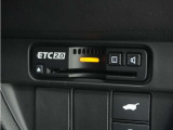 ◆ETC2.0装着◆進化したドライブ体験。料金収受システムだけだったETCが生まれ変わって、高速道路を賢く使うETC2.0に進化しました。多彩な情報サービスが便利で快適なドライブ体験を提供します。