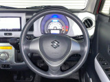インテリアに合わせたデザインのステアリングは、運転される方のことも考え、運転しやすい形状、大きさです。是非一度、実際に触ってお確かめください。