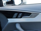 シートの高さ、前後、角度、リクライニング機能の電動調整可能。運転席とドアミラーなどのポジションを記憶し、ボタン操作だけでセットされたポジションを自動的に再現する2プリセット分のメモリー機能が付きます