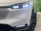 【LEDヘッドライト】悪天候や夜間走行時も良好な視界を確保し安心して運転できる高輝度LEDヘッドライトを装備!点灯速度が早く、消費電力も抑えられています。