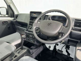 運転席まわりです。 各操作スイッチは使いやすい位置に配置されてます。