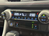 左右独立温度コントロールフルオートエアコンです。運転席、助手席それぞれで独立して温度設定ができます。冷え性の方が乗っても安心ですね♪