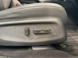 シートは電動で簡単に動かせます。