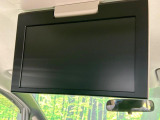 【フリップダウンモニター】大画面モニターで後席でもエンタメをお楽しみいただけます。小さなお子様にも大人気の装備です♪