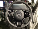 ハンドルにHondaセンシング系のクルーズコントロールやレーンキープアシストなどのスイッチと、オーディオの操作スイッチが装備されています。ハンドルから手を離さず安全に操作できます。