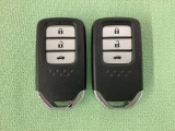 スマートキーを装備しています。鍵を差し込むことなくドアロックの開け閉めと、スタートボタン操作でのエンジンスタートができます。ボタン操作でトランクが開けられるトランクオープナーもついています。