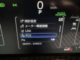レーンディパーチャーアラートとは車線または走路からの逸脱の可能性を警告すると共に、車線または走路からの逸脱を避けるためのハンドル操作の一部を支援する機能です。詳細は販売店スタッフまでおたずねください。
