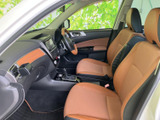運転しやすい配置で、操作性も抜群。快適なドライビングをサポートする機能が充実しています。落ち着いた空間です。