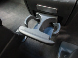 運転席からも助手席からも使いやすい位置にドリンクホルダーを配置しています。
