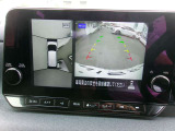 アラウンドビュ-モニタ-装備。上から見下ろしているような映像が表示されるので、車庫入れ時にも安心です!確認しずらい障害物等も視認しやすいですね^^