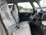 ゆったりと座れる運転席。家族や友人と、快適な時間を過ごせます。長距離移動も、リラックスして楽しめます。