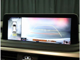パノラミックビューモニター。車両を上から見たような映像を表示。運転席から目視しにくい車両周囲の状況をリアルタイムで確認できます。