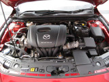 「SKYACTIV-G(ガソリン)」は、規格外の高圧縮を実現し、世界のエンジン技術者に驚きを与えました。さらに、それを維持したままノッキングの発生を抑え、熱効率を向上、走りにも寄与したエンジンです。