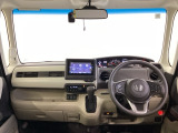 運転席は、大きな座面と包み込むような背もたれがドライバーの身体全体をしっかり支えます。上質なシート素材と座り心地のよいクッションを採用し、長時間の運転やコーナーの多い道も快適です