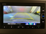 リバースギアに入れるだけで後方の表示へ切り替わります。夜間や雨の日の駐車も楽になりますよ。