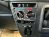 シンプルで使いやすいマニュアルエアコンを装備。