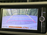 【バックカメラ】駐車時に後方がリアルタイム映像で確認できます。大型商業施設や立体駐車場での駐車時や、夜間のバック時に大活躍!運転スキルに関わらず、今や必須となった装備のひとつです!