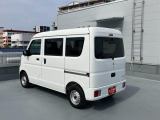 左斜め後ろからの特徴的なフォルム。狭い路地裏でも運転しやすそうな小回りが利くコンパクトボディ♪