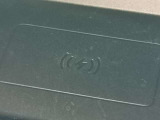 【ワイヤレスデバイスチャージング】スマホを置くだけで充電できる手軽さが魅力のワイヤレスチャージャー。快適さとスマートさを両立したおすすめアイテムです。