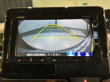 リバースギアに入れるだけで後方の表示へ切り替わります。夜間や雨の日の駐車も楽になりますよ。