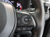 アダプティブクルーズコントロール機能付きです。走行中に先行車の様子を検知しながら、設定した車速の範囲内で先行車との距離のキープを支援します。詳細は販売店スタッフまでおたずねください。