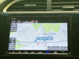 見やすい地図表示で、スムーズなナビゲーションを実現。渋滞情報もリアルタイムで確認できるので、効率的なルート選択が可能です。
