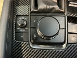 シフトレバー後方は中央がナビなどを操作するコマンダー。右は電動式駐車ブレーキで左はオーディオ。