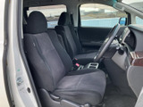 開放感のある室内空間が広がります。ドライバーの視界を確保した設計で、運転に集中できます。快適なドライブをサポートします。