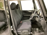 女性でも運転がしやすいように、シートの高さ調整機能(シートリフター)がついています。運転席と助手席の間が空いている為、助手席側への移動がスムーズです。交通量の多い道でも助手席側から乗り降りができます。