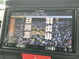 後席のお客様も楽しめるモニターを搭載。長距離移動も退屈させません。家族でのドライブに最適です。