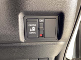 左側に電動スライドドアを装備。ワンタッチで開閉できるため、荷物の積み降ろしやお子さまの乗り降りがスムーズです。