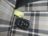 スマートキー標準装備です。キーをポケットに入れたままでもドアのロック&アンロックができ、雨の日や夜間、荷物の多い時に鍵穴を探さずに済むので大活躍です。