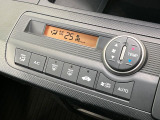 【オートエアコン】一度お好みの温度に設定すれば、車内の温度を検知し風量や温度を自動で調整。暑い&hellip;寒い&hellip;と何度もスイッチ操作をする必要はありません。快適な車内空間には必須の機能ですね♪